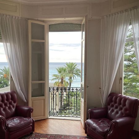 Regina Sur La Plage Menton Bagian luar foto