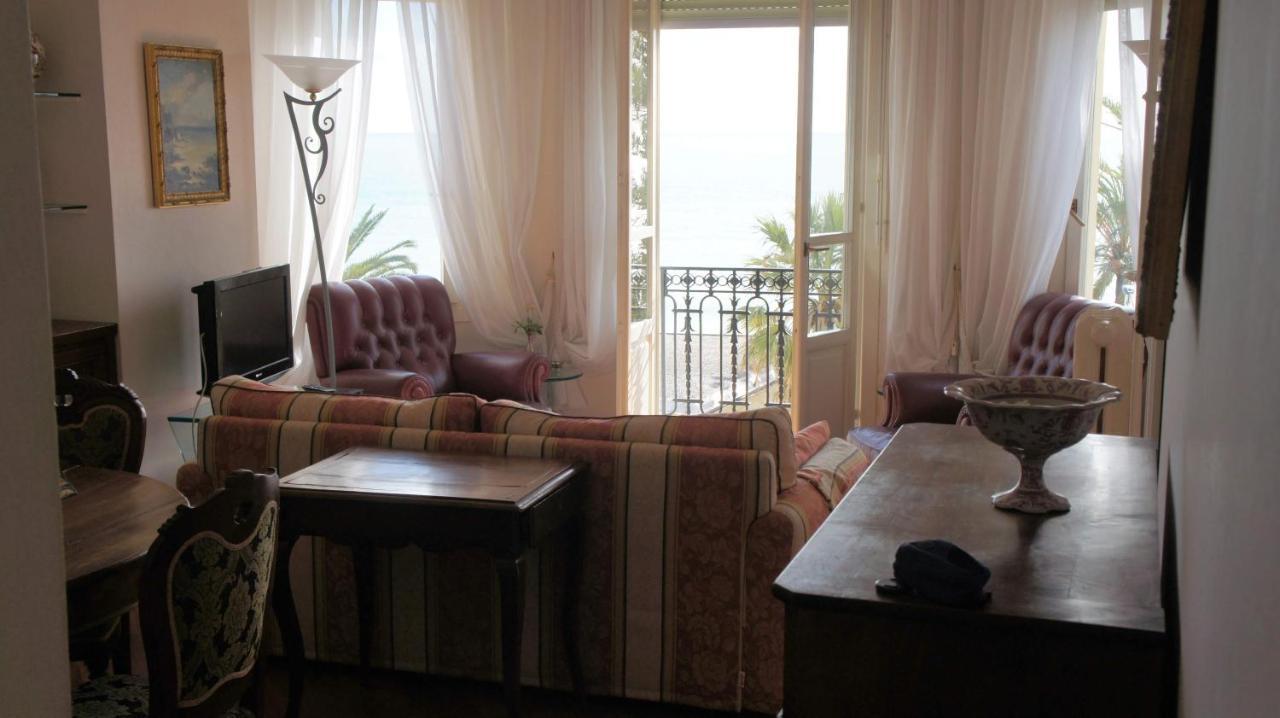 Regina Sur La Plage Menton Bagian luar foto