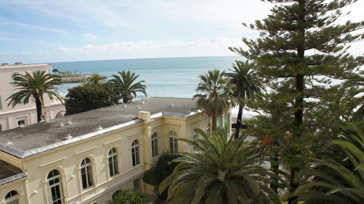 Regina Sur La Plage Menton Bagian luar foto