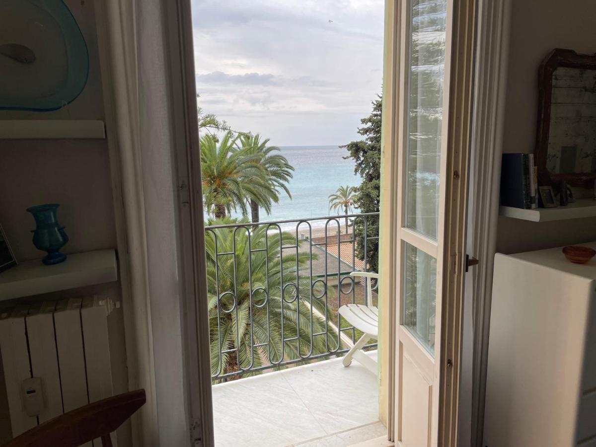 Regina Sur La Plage Menton Bagian luar foto